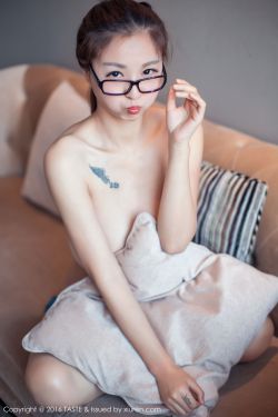 美女趴开内衣露出尖尖的奶头